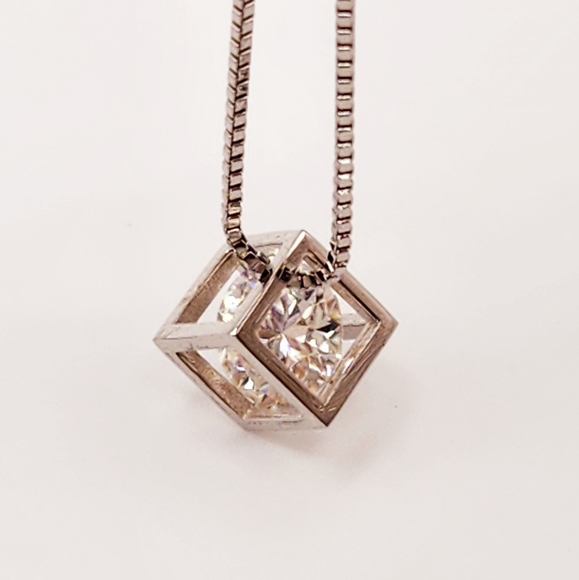 Floating 0.5 carat moissanite pendant - Picture 1 of 7